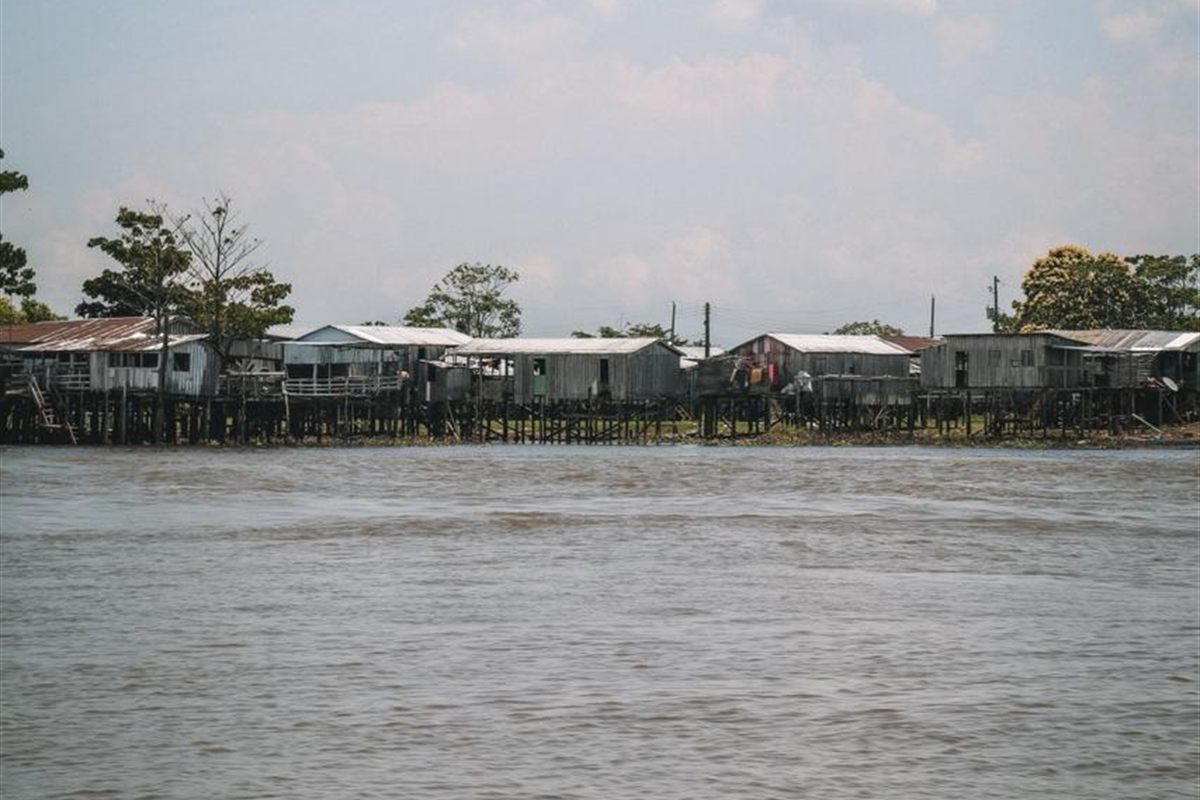 Casas de palafita de uma comunidade ribeirinha à beira do Rio Negro