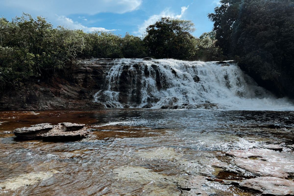 Cachoeira larga despencando sob céu azul no Rio Urubuí, no verão